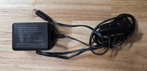 5V 3000mA 出力のACアダプタ